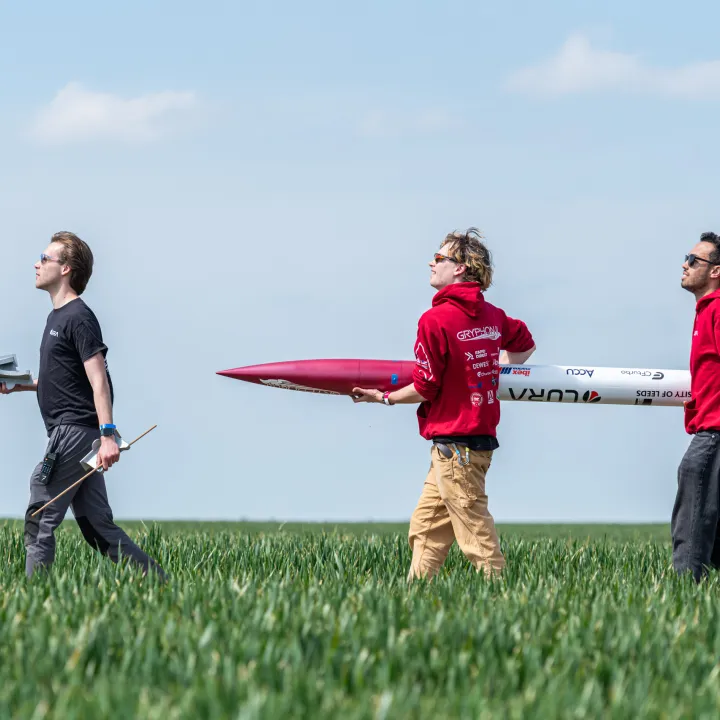 Lura alking rocket to the launch platform
